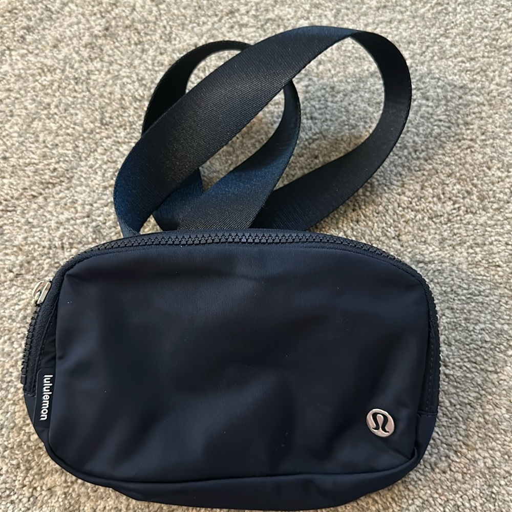 Lululemon Everywhere Bag - navy
